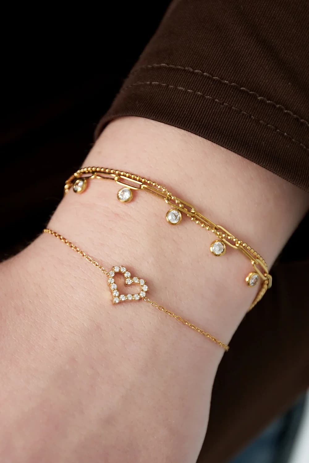 Armband met strass en hartje.