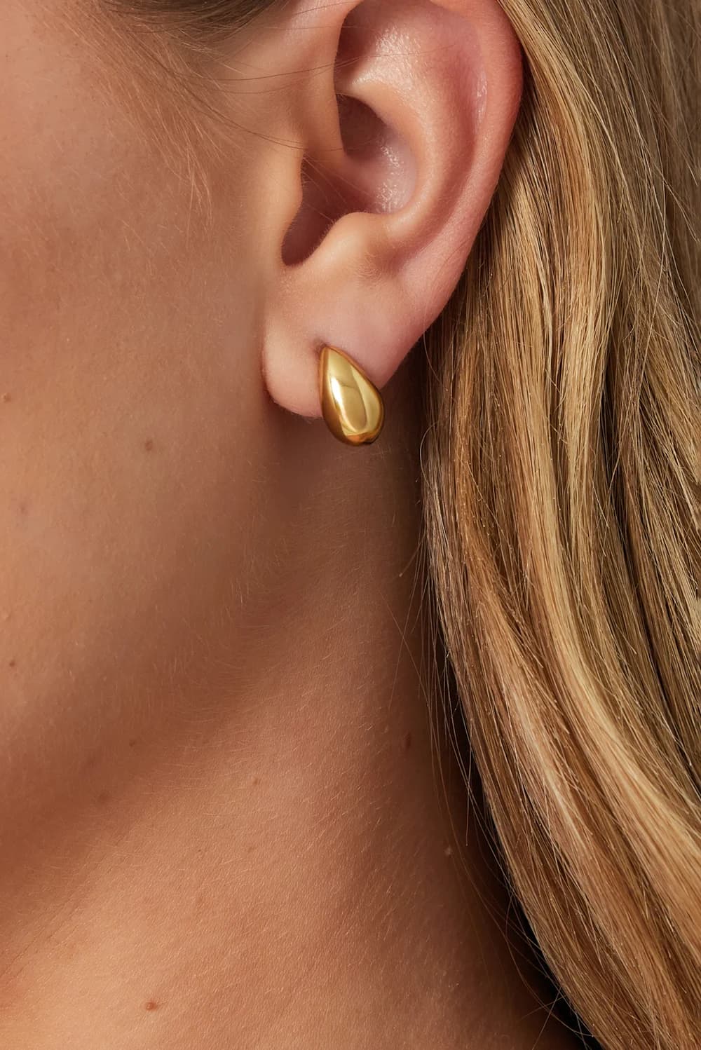 Gouden druppeloorbellen.